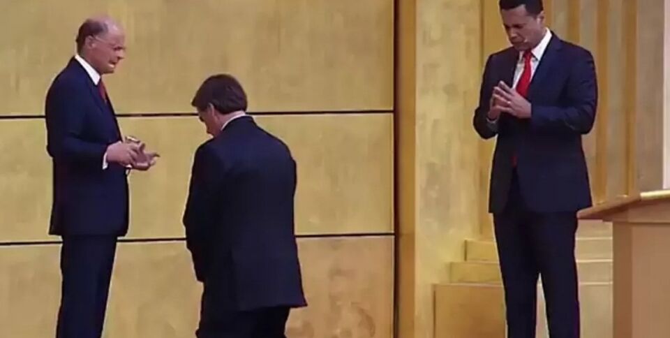 Edir Macedo, dono da Record, 'abençoa' Bolsonaro e denuncia 'inferno da mídia'