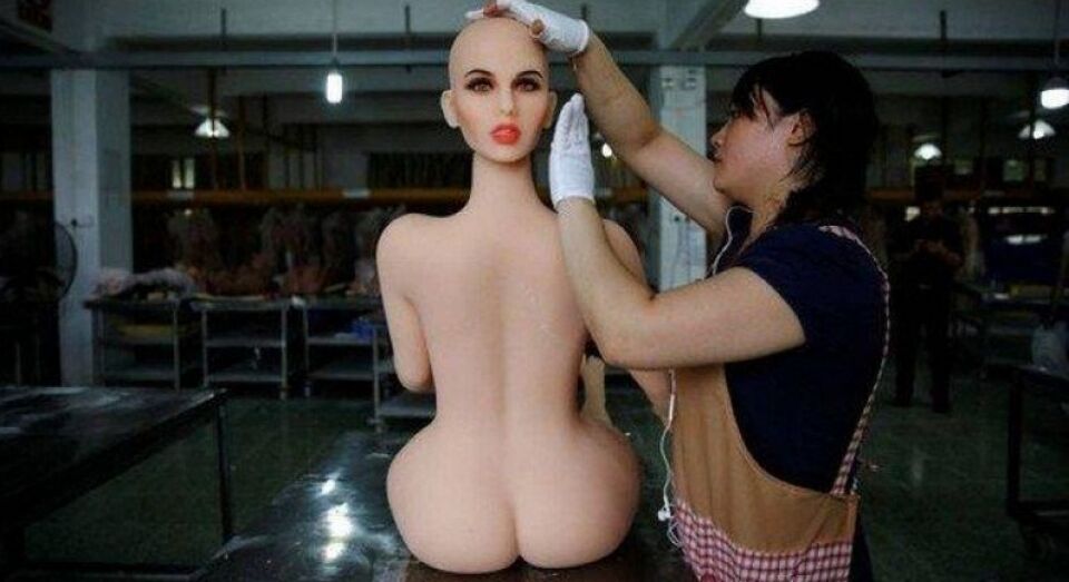 Clientes encomendam bonecas sexuais parecidas com namoradas de amigos
