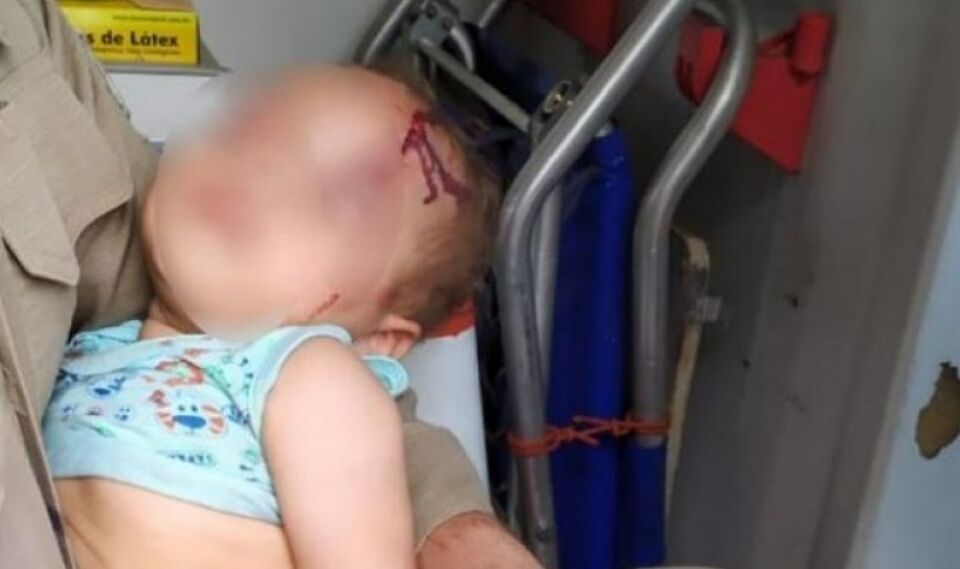 'Não gosto dele' diz mãe apreendida por jogar o filho de 7 meses no chão e abandoná-lo