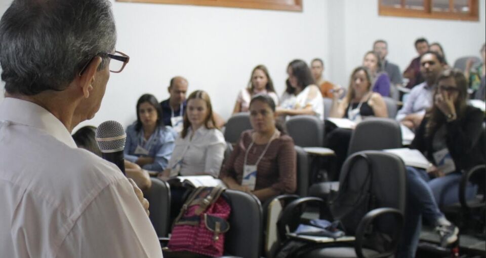 Promove curso para 35 técnicos de 14 municípios
