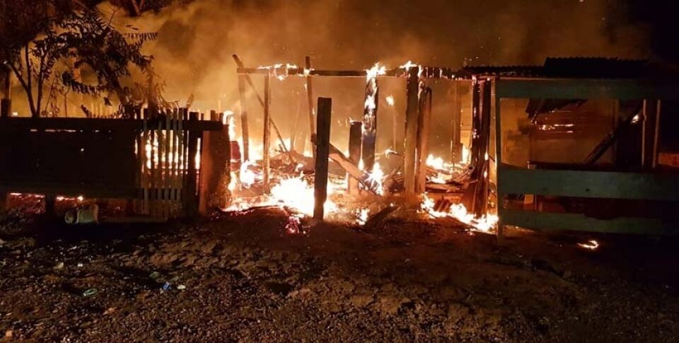 Encapuzados colocam fogo em bar de comerciante que matou universitário com tiro de chumbeira