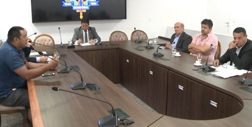 Jair cobra entrega de casas do Cristal da Calama