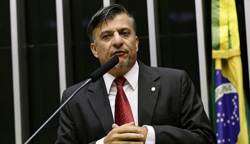 'Quero ver quem vai calar a minha boca', diz deputado cercado por seguranças em plenário