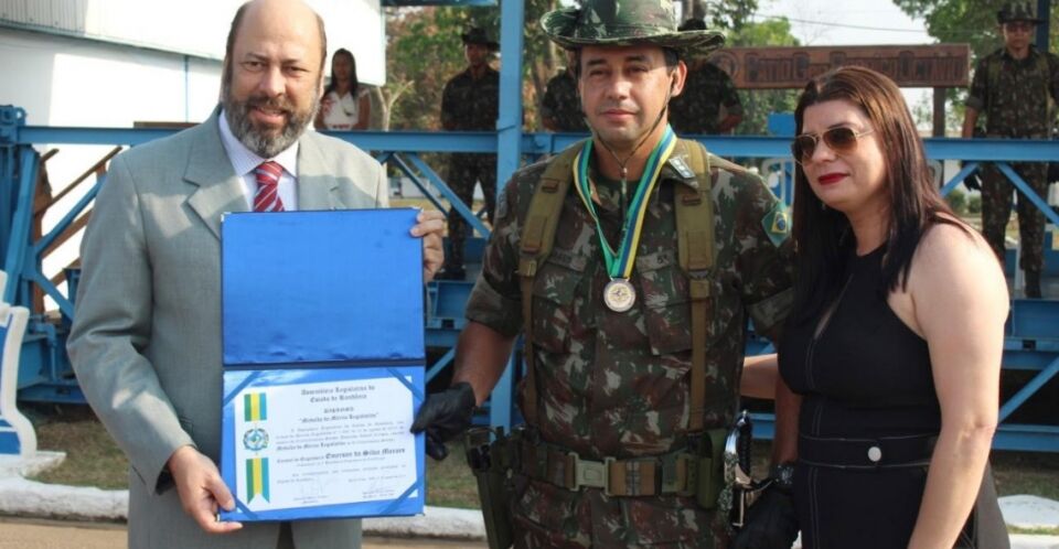 Comandante do 5º Batalhão de Engenharia e Construção recebe medalha do Mérito Legislativo