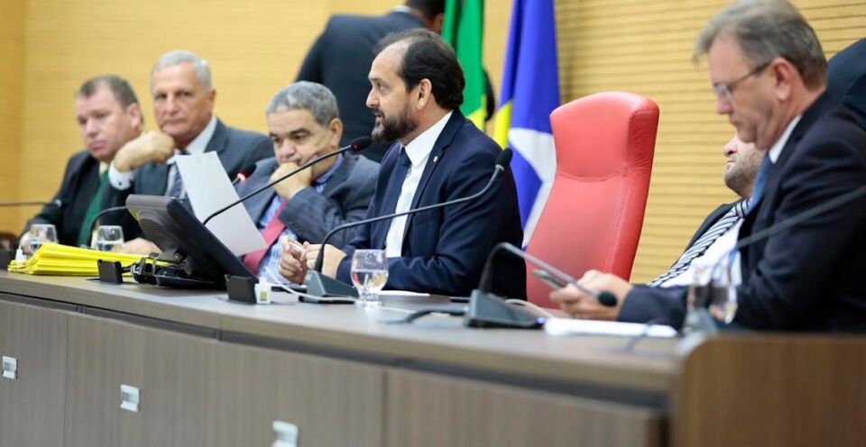 Deputados estaduais têm números de celular clonados e presidente aciona a Polícia