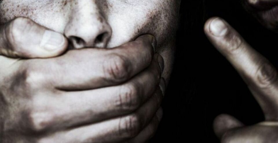 Mãe protege as filhas e é brutalmente chicoteada pelo marido