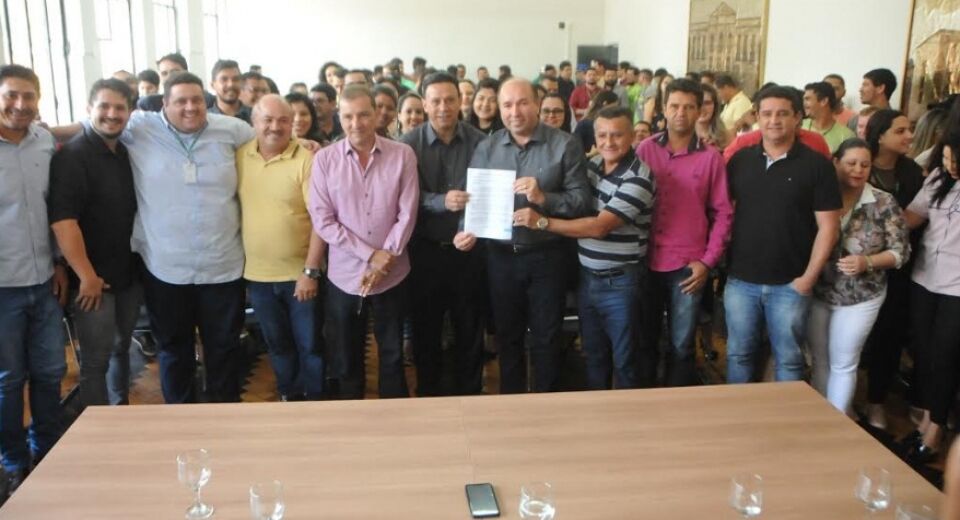 Prefeito assina PCCS da Emdur que garante melhoria salarial aos servidores