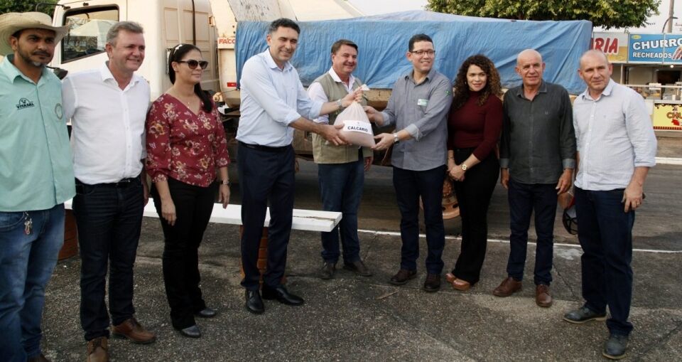 Governo de Rondônia entrega calcário, maquinários e equipamentos em Pimenta Bueno