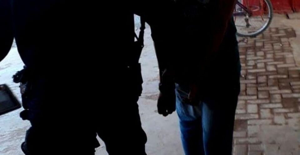 Filho é flagrado por pai estuprando madrasta com deficiência mental