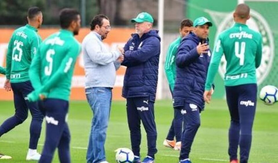 Sob desconfiança, Mano Menezes estreia neste sábado pelo Palmeiras