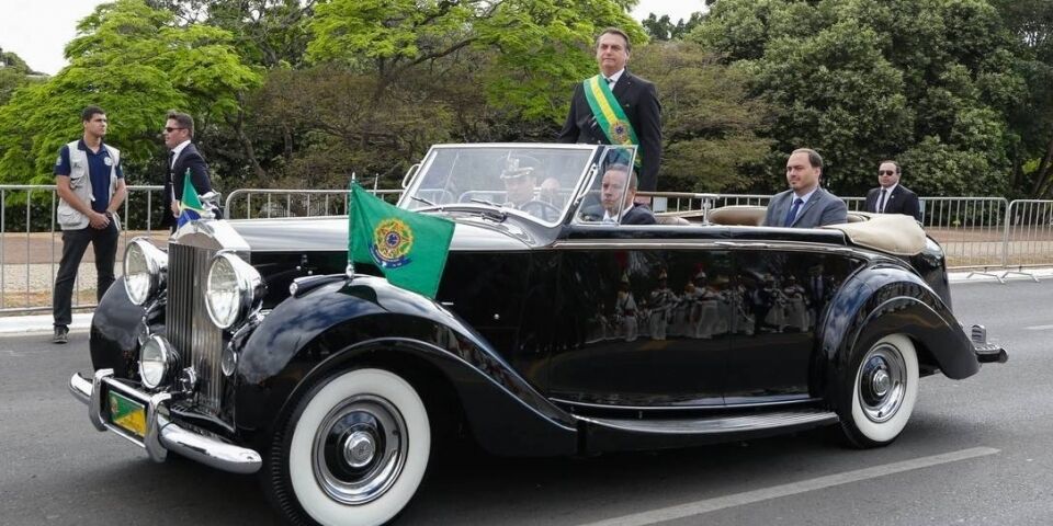 Bolsonaro abre desfile de 7 setembro acompanhado do filho Carlos