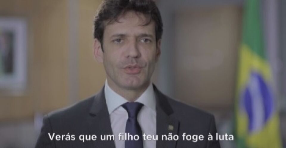 Governo faz vídeos de ministros cantando o hino nacional