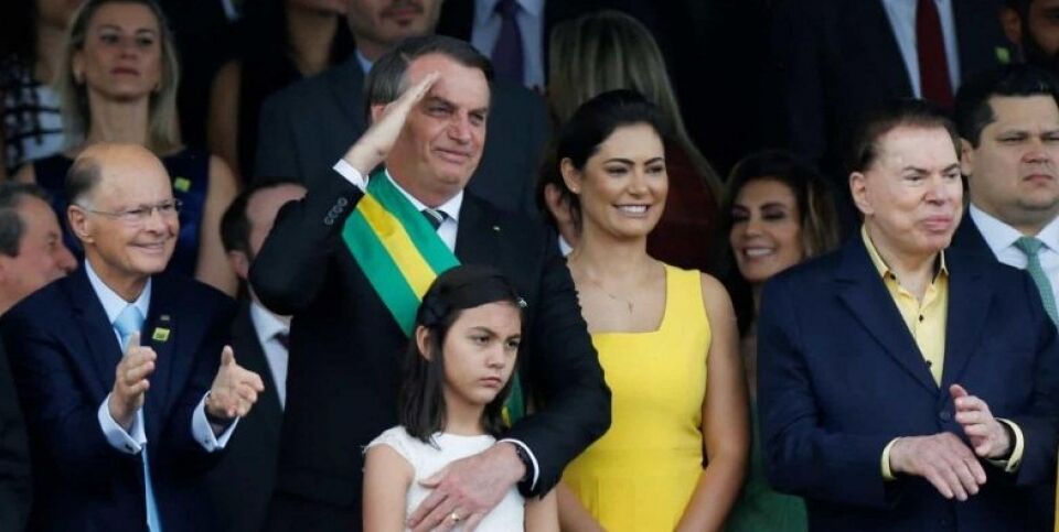 Bolsonaro interrompe desfile militar e faz gesto de apoio a Moro