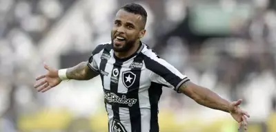 Com pênalti polêmico, Botafogo vence o Atlético-MG no Nilton Santos