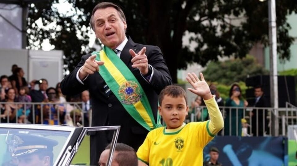 Advogados repudiam ataque de G1 a menino que desfilou com Bolsonaro