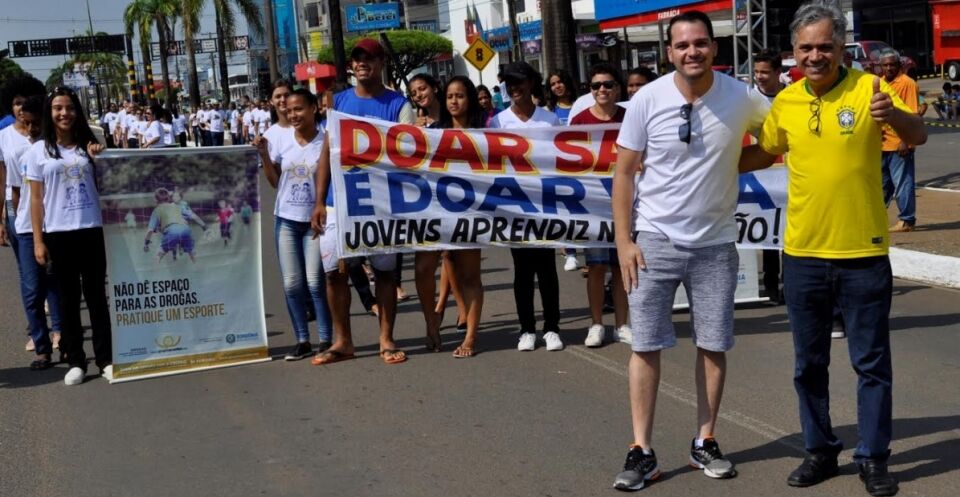 Geraldo da Rondônia acompanha desfile de 07 de setembro em Ariquemes e fala sobre a importância do patriotismo