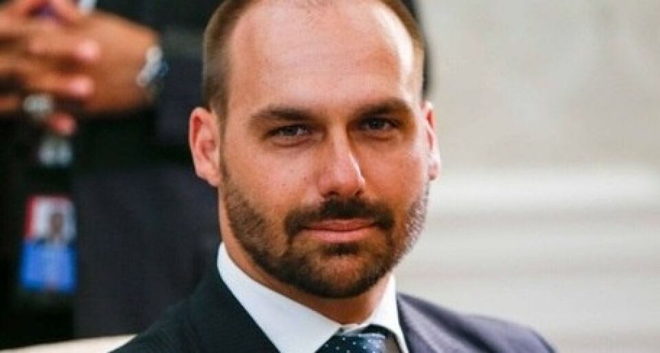 Projeto apoiado por Eduardo Bolsonaro 'libera' canabidiol