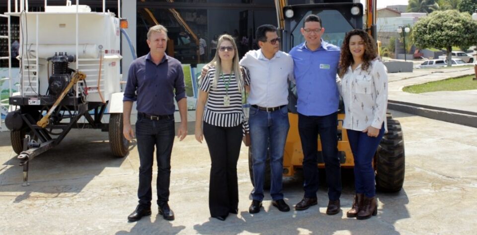 Governo inaugura asfalto, garante recursos do Fitha, entrega calcário e atende setor de educação em Colorado