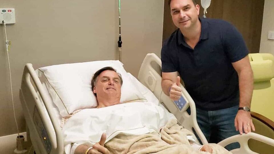 Bolsonaro já caminha pelos corredores do hospital