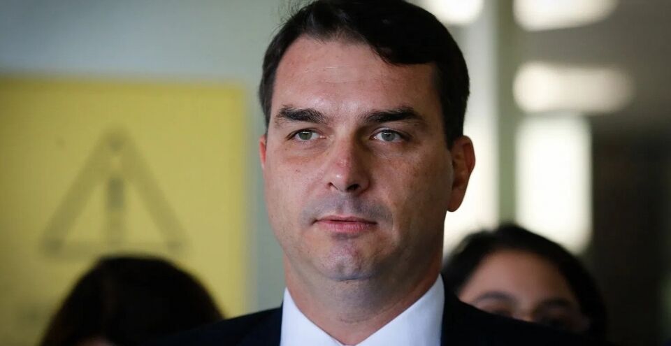 Presidente do PSL confirma articulação de Flávio Bolsonaro contra CPI da Lava Toga