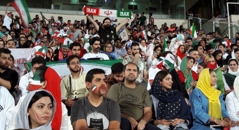 Iraniana se suicida após condenação por tentar ver um jogo de futebol