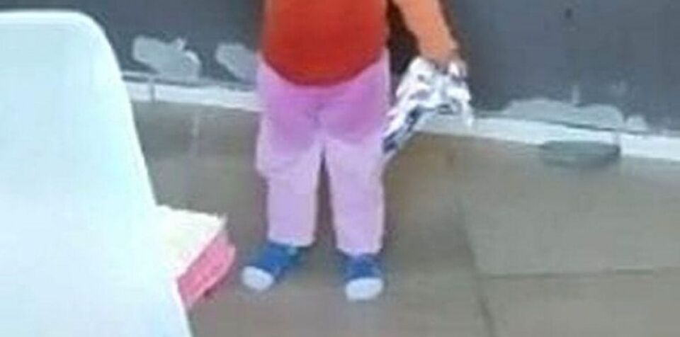 Vizinha escuta criança chorando em apartamento e mãe vai presa em Rondônia