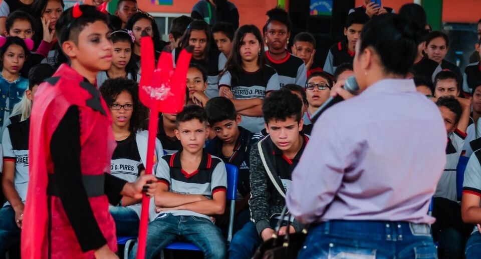 Alunos da Escola Estadual Professor Roberto Pires fazem teatro para fiscalizar qualidade de escolas em Porto Velho