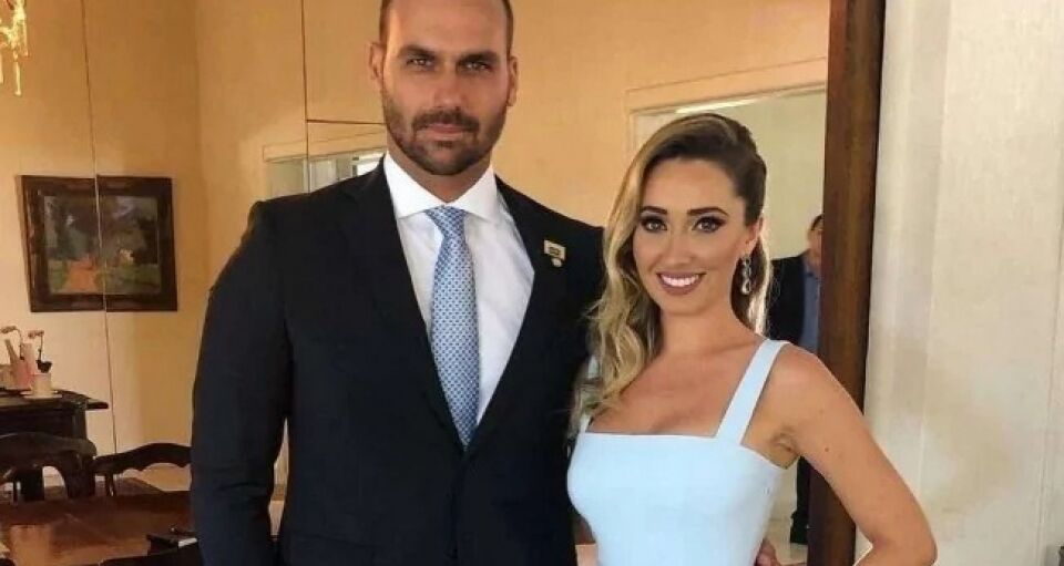 Repórter da Globo se passa por gay para frequentar curso de nora de Bolsonaro