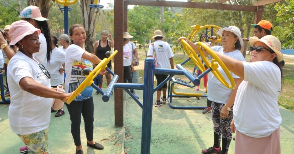 Projeto Viver Ativo realiza aula com idosos no Parque Natural