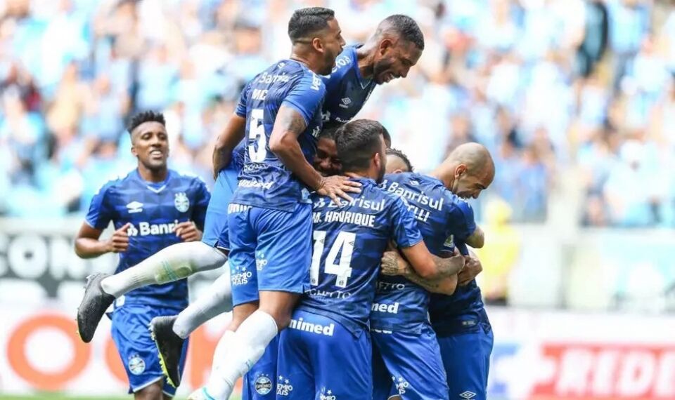 Grêmio vence Goiás na Arena lotada e sobe na tabela