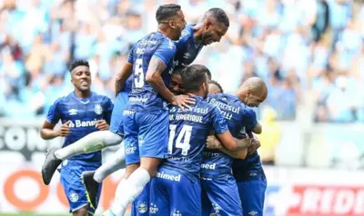 Grêmio vence Goiás na Arena lotada e sobe na tabela