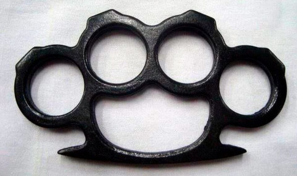 Homem usa “soco inglês” para espancar mãe e filha em bar; Polícia o salva de linchamento