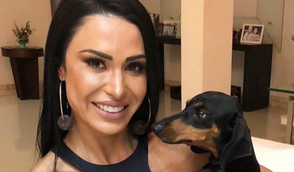 Boa forma até no ar! Gracyanne dispensa lanche e leva marmita no avião