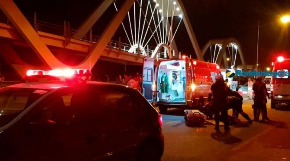 Jovem motociclista é socorrido em estado gravíssimo após acidente no Espaço Alternativo