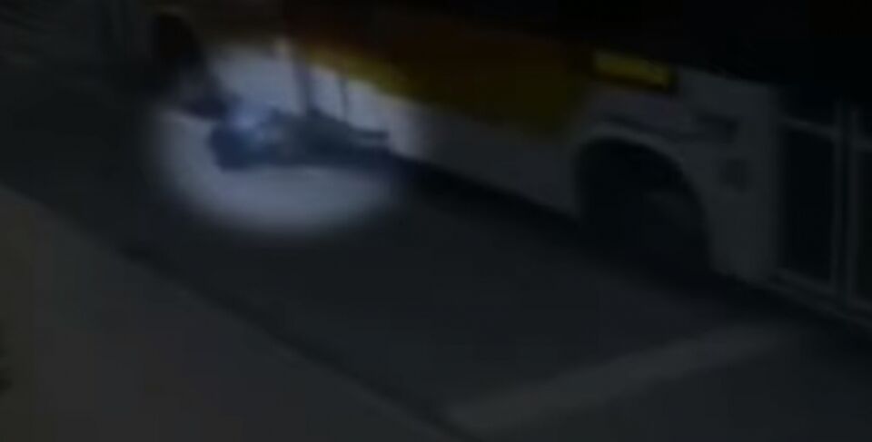 VÍDEO: Idosa de 81 anos cai ao descer de ônibus e é atropelada