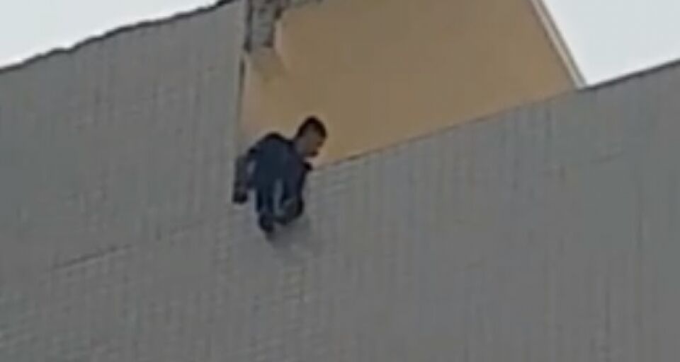 VÍDEO: Homem ameaça se jogar de prédio do MP em Porto Velho