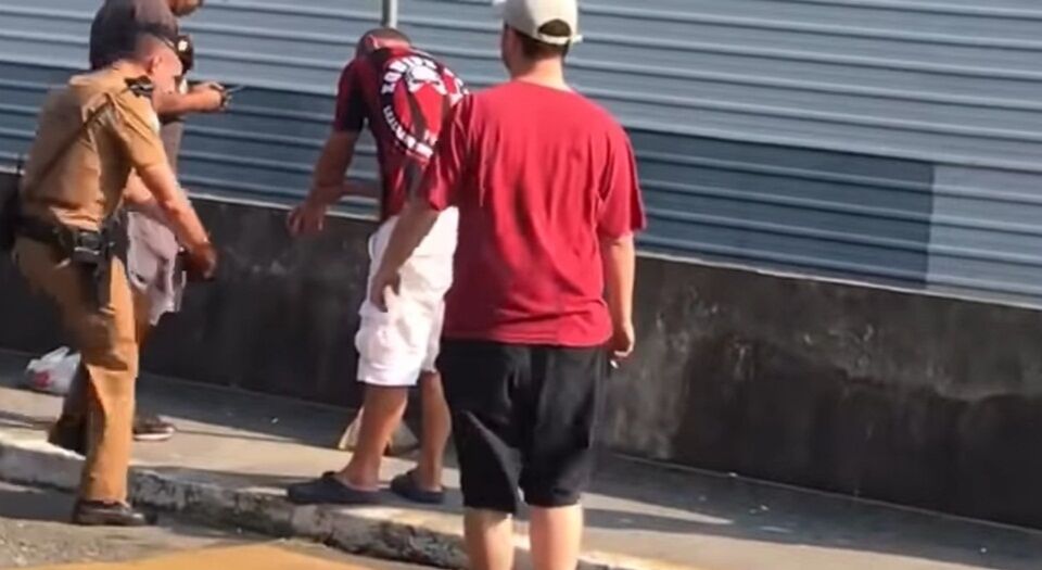 IMAGEM FORTE! Bomba explode na mão de torcedor do Athletico-PR