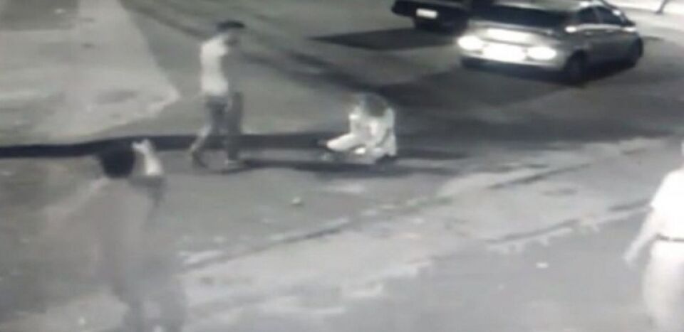 VÍDEO: Suspeito chutando e batendo cabeça da namorada no chão