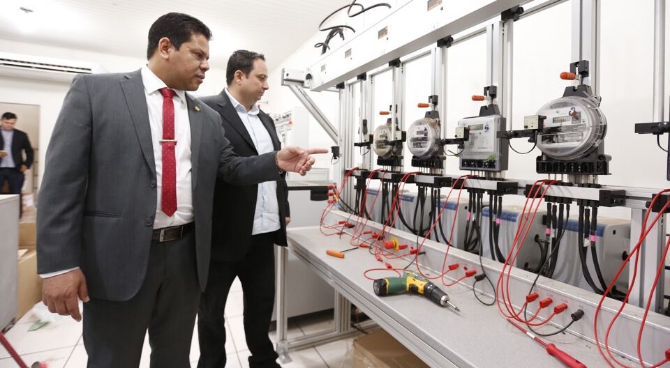 Jair Montes vistoria trabalho do Ipem na verificação de medidores de energia elétrica
