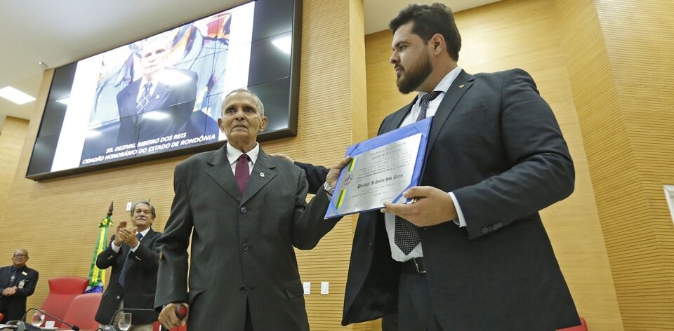Deputado Jean Oliveira entrega o Título de Cidadão Honorífico de Rondônia a Dezival Ribeiro