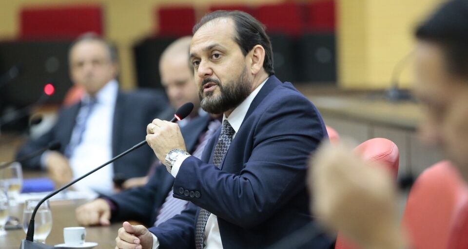 Presidente Laerte Gomes indica reforma da quadra poliesportiva da Escola Estadual Roberto Pires em Porto Velho