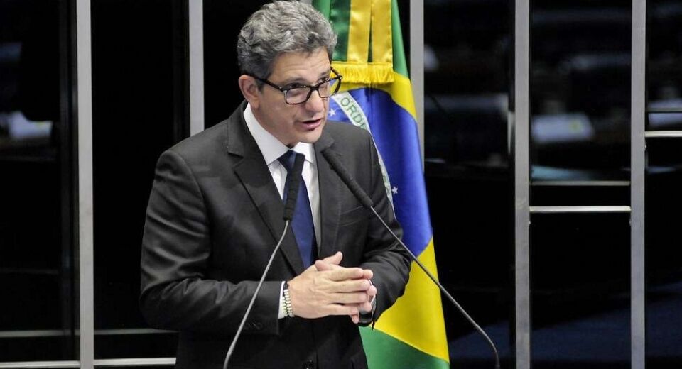 Senador petista é condenado por improbidade