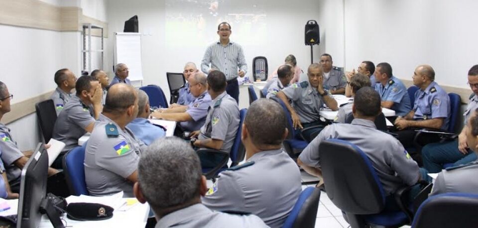 Curso de Habilitação de Oficiais Administrativos (CHOA) com aula de liderança