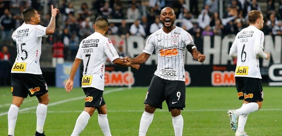 Em jogo de VAR atrapalhado, Corinthians bate o Bahia por 2 x 1
