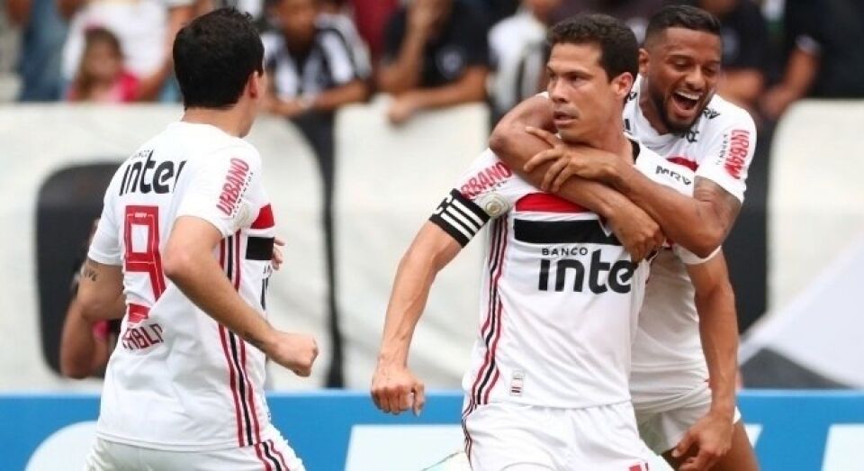 Com direito a gol no finzinho, São Paulo ganha do Botafogo por 2 a 1