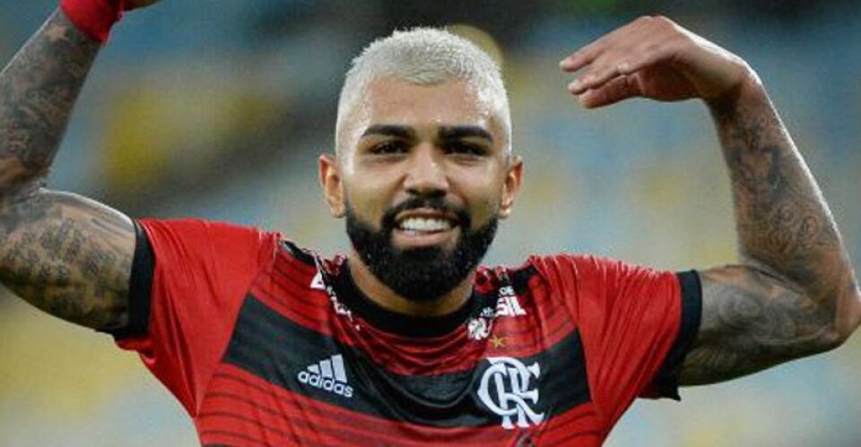 Gabigol doa chuteira para ajudar donos de pizzaria incendiada