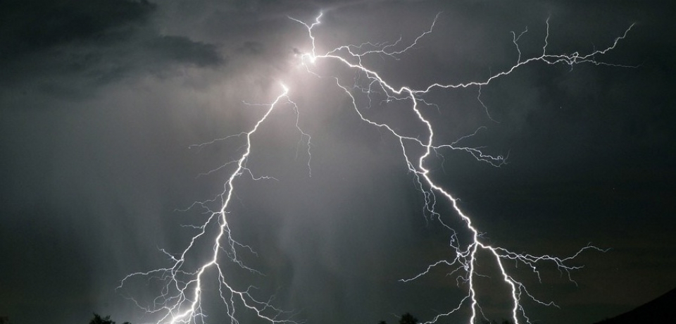 Raio cai na zona rural de Rio Branco e deixa três pessoas feridas; uma das vítimas morreu