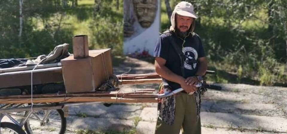 O xamã que percorreu 3.000 quilômetros a pé e juntou uma legião para exorcizar Putin