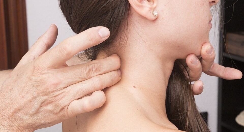 CUIDADO: estalar o pescoço pode causar lesões e até AVCs
