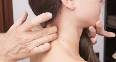 CUIDADO: estalar o pescoço pode causar lesões e até AVCs